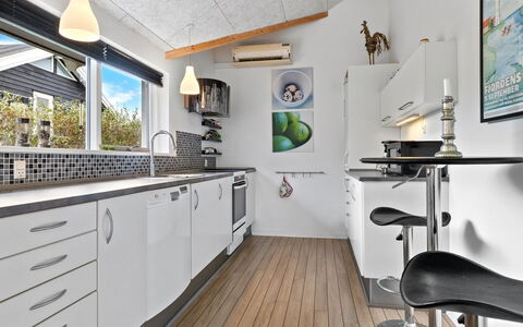 Lanica - 150M from the Sea: Küche, Countertop, Küchengerät, Interior Design, Major Appliance, Flooring, Decke, Haushaltsgerät, Möbel, Cabinetry