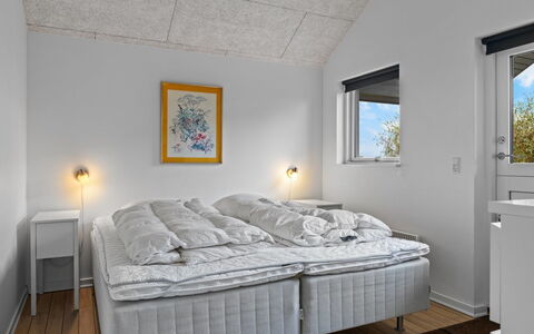 Lanica - 150M from the Sea: Schlafzimmer, Decke, Zuhause, Bett, Bedding, Bettdecke, Bettrahmen, Einfrieren, Linens, Daylighting
