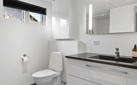 Lanica - 150M from the Sea: Armatur, Bad Sink, Sinken, Interior Design, Flooring, Fussboden, Badezimmerschrank, Badezimmer, Zapfhahn, Countertop
