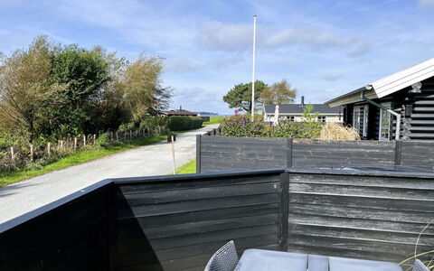 Lanica - 150M from the Sea: Schatten, Planke, Gartenmöbel, Deck, Hartholz, Abstellgleis, Daylighting, Balkon