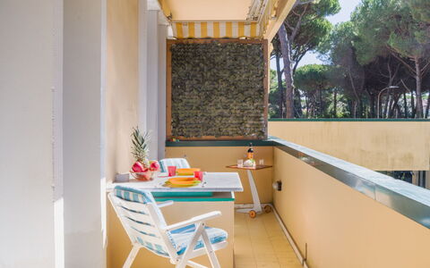 Appartamento Residence Henderson: Holz, Gartenmöbel, Schatten, Stuhl, Holzbeize, Balkon, Hartholz, Eco Hotel, Veranda, Daylighting
