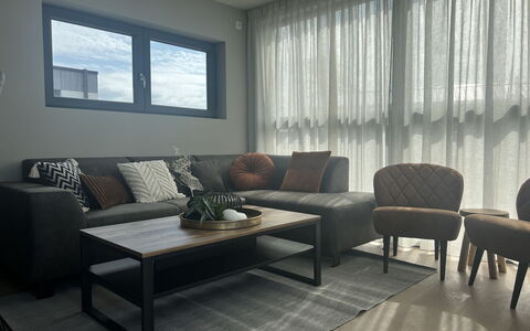 De Zeebries: Möbel, Interior Design, Couch, Flooring, Fussboden, Wand, Wohnzimmer, Holz, Zimmer, Zuhause