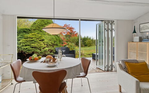 Gun - 300M to the Fjord: Möbel, Interior Design, Stuhl, Flooring, Esszimmer, Tabelle, Fussboden, Küche & Esszimmer Tisch, Holz, Light Fixture