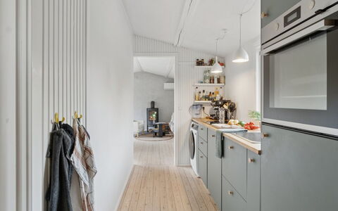 Gun - 300M to the Fjord: Küche, Holz, Flooring, Interior Design, Decke, Major Appliance, Küchengerät, Countertop, Beleuchtung, Light Fixture