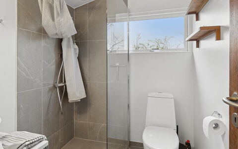 Gun - 300M to the Fjord: Badezimmer, Armatur, Interior Design, Toilleten Sitz, Toilette, Wand, Flooring, Fussboden, Decke, Sinken