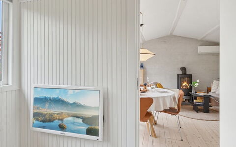 Gun - 300M to the Fjord: Interior Design, Decke, Flooring, Möbel, Fussboden, Zimmer, Bilderrahmen, Light Fixture, Wohnzimmer, Stuhl