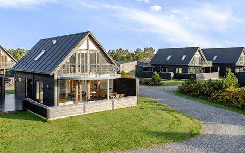 Thomine - 2.5Km from the Sea: Dach, Zuhause, Hütte, Estate, Rasen, Landscaping, Bauernhaus, Abstellgleis, Veranda