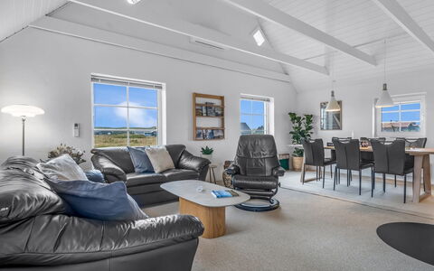Amber - 300M from the Sea: Decke, Flooring, Fussboden, Zuhause, Interior Design, Wohnzimmer, Couch, Holzboden, Hartholz