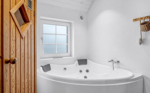 Amber - 300M from the Sea: Badewanne, Armatur, Badezimmer, Fussboden, Decke, Installation, Zapfhahn, Jacuzzi
