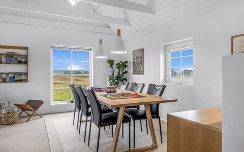Amber - 300M from the Sea: Möbel, Flooring, Holz, Tabelle, Esszimmer, Küche & Esszimmer Tisch, Fussboden, Interior Design, Holzboden, Stuhl