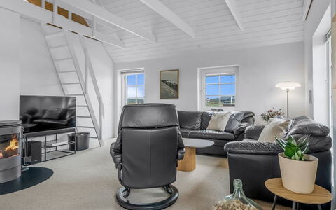 Amber - 300M from the Sea: Flooring, Möbel, Fussboden, Interior Design, Wohnzimmer, Decke, Couch, Zuhause, Holzboden, Zimmer