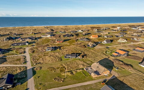 Amber - 300M from the Sea: Haus, Dach, Zuhause, Hütte, Schuppen, Gartenbauten, Abstellgleis, Garten, Blockhaus, Hütte