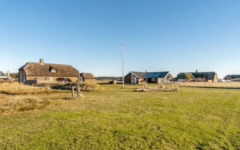 Amber - 300M from the Sea: Haus, Dach, Zuhause, Hütte, Schuppen, Gartenbauten, Abstellgleis, Garten, Blockhaus, Hütte