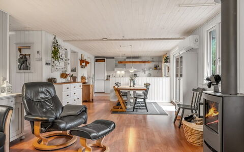 Hughlek - from the Sea: Möbel, Flooring, Holz, Interior Design, Fussboden, Decke, Holzboden, Wohnzimmer, Beleuchtung, Stuhl