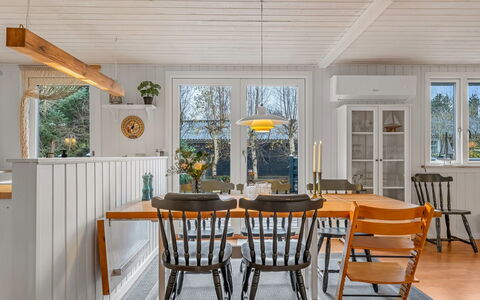 Hughlek - from the Sea: Möbel, Interior Design, Flooring, Holz, Decke, Light Fixture, Esszimmer, Fussboden, Stuhl, Tabelle