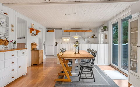 Hughlek - from the Sea: Flooring, Interior Design, Küche, Möbel, Holz, Decke, Countertop, Fussboden, Holzboden, Light Fixture