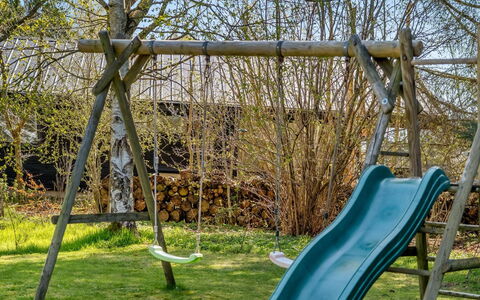Hughlek - from the Sea: Spielmittel, Spielplatz Rutsche, Spielplatz, Rutsche, Garten, Park, Schatten, Rasen, Schwingen