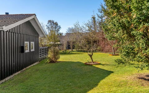 Hughlek - from the Sea: Gras, Strauch, Garten, Haus, Landschaft, Wohngebiet, Grundstueck, Rasen, Hütte