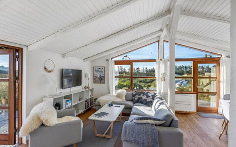Sigbritt - 750M from the Sea: Holz, Couch, Decke, Interior Design, Zuhause, Wohnzimmer, Hütte, Hartholz, Stuhl