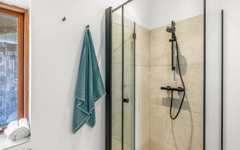 Sigbritt - 750M from the Sea: Badezimmer, Flooring, Armatur, Fussboden, Installation, Dusche, Fliese, Duschkopf, Duschpaneel, Brausenstange