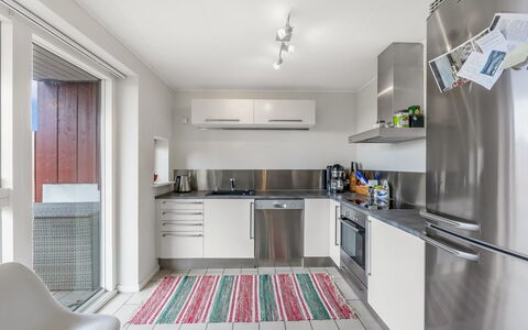 Janik - 700M from the Sea: Küche, Küchengerät, Countertop, Flooring, Interior Design, Major Appliance, Möbel, Fussboden, Decke, Holz
