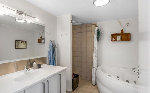 Janik - 700M from the Sea: Interior Design, Flooring, Fussboden, Armatur, Decke, Badezimmer, Sinken, Installation, Bad Sink, Zimmer