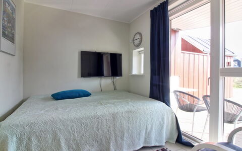 Janik - 700M from the Sea: Holz, Fussboden, Schlafzimmer, Flooring, Möbel, Interior Design, Bett, Bettdecke, Decke, Linens
