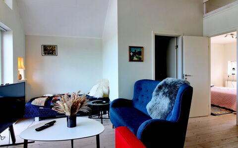 Janik - 700M from the Sea: Möbel, Interior Design, Flooring, Wand, Fussboden, Holz, Zimmer, Wohnzimmer, Decke, Textil