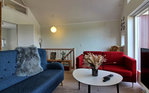 Janik - 700M from the Sea: Flooring, Interior Design, Möbel, Wand, Fussboden, Couch, Holz, Decke, Wohnzimmer, Zimmer