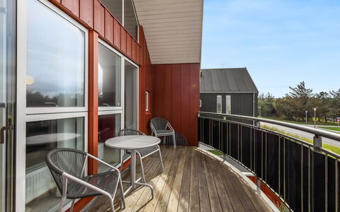 Janik - 700M from the Sea: Wohnung, Holzbeize, Hartholz, Abstellgleis, Balkon, Design, Planke, Daylighting