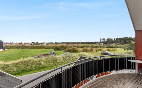 Janik - 700M from the Sea: Schatten, Hartholz, Holzbeize, Daylighting, Balkon