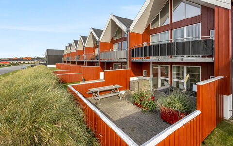 Janik - 700M from the Sea: Urban Design, Abstellgleis, Balkon