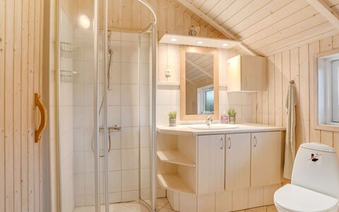 Bryngeir - 100M from the Sea: Armatur, Flooring, Interior Design, Holz, Fussboden, Sinken, Bad Sink, Decke, Badezimmer, Badezimmerschrank