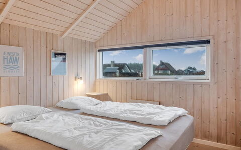 Bryngeir - 100M from the Sea: Holz, Zuhause, Schlafzimmer, Bedding, Bettdecke, Hartholz, Bett, Planke, Holzbeize, Blockhaus