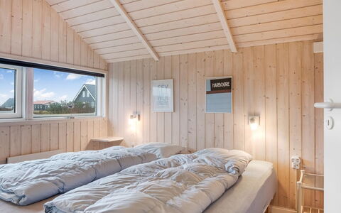 Bryngeir - 100M from the Sea: Holz, Schlafzimmer, Bett, Bettdecke, Bedding, Zuhause, Bettrahmen, Linens, Hartholz, Einfrieren