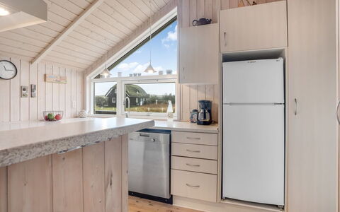 Bryngeir - 100M from the Sea: Holz, Küche, Flooring, Interior Design, Fussboden, Decke, Countertop, Möbel, Zuhause, Cabinetry