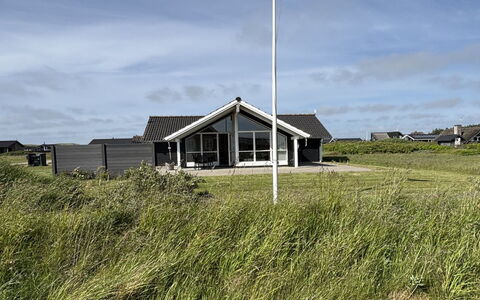Bryngeir - 100M from the Sea: Blau, Hütte, Haus, Zuhause, Bauernhaus, Estate, Abstellgleis
