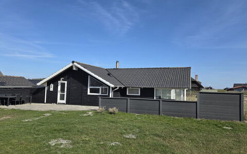 Bryngeir - 100M from the Sea: Blau, Hütte, Haus, Zuhause, Bauernhaus, Estate, Abstellgleis