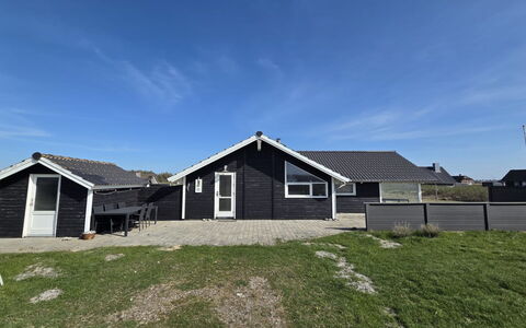 Bryngeir - 100M from the Sea: Blau, Hütte, Haus, Zuhause, Bauernhaus, Estate, Abstellgleis