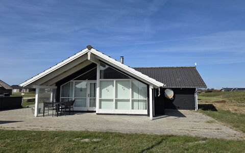 Bryngeir - 100M from the Sea: Blau, Hütte, Haus, Zuhause, Bauernhaus, Estate, Abstellgleis