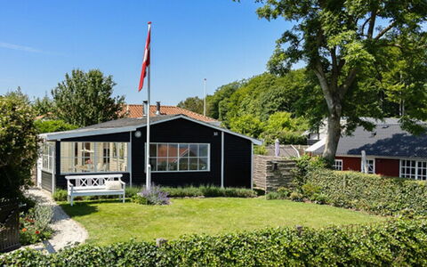 Lilie - 150M from the Sea: Hütte, Hinterhof, Garten, Gartenbauten, Schuppen, Abstellgleis, Gartenmöbel, Blockhaus, Outdoor Struktur, Hütte