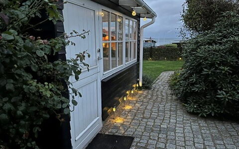 Lilie - 150M from the Sea: Hütte, Hinterhof, Garten, Gartenbauten, Schuppen, Abstellgleis, Gartenmöbel, Blockhaus, Outdoor Struktur, Hütte