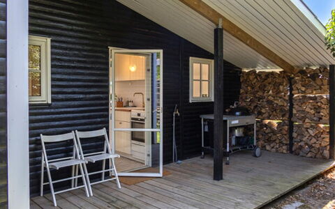 Lilie - 150M from the Sea: Hütte, Hinterhof, Garten, Gartenbauten, Schuppen, Abstellgleis, Gartenmöbel, Blockhaus, Outdoor Struktur, Hütte