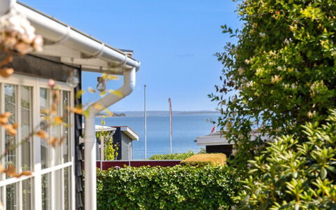 Lilie - 150M from the Sea: Hütte, Hinterhof, Garten, Gartenbauten, Schuppen, Abstellgleis, Gartenmöbel, Blockhaus, Outdoor Struktur, Hütte