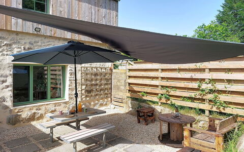 La Longère: Gartenmöbel, Möbel, Regenschirm, Tisch Im Freien, Schatten, Stuhl, Hinterhof, Terrasse, Garten, Garten