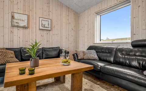Gillis - 1Km from the Sea: Flooring, Holz, Interior Design, Decke, Fussboden, Möbel, Holzboden, Zimmer, Beleuchtung, Wohnzimmer