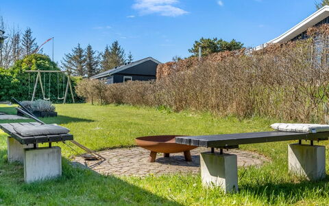 Detlef - 400M from the Sea: Hütte, Hinterhof, Garten, Gartenbauten, Schuppen, Abstellgleis, Gartenmöbel, Blockhaus, Outdoor Struktur, Hütte