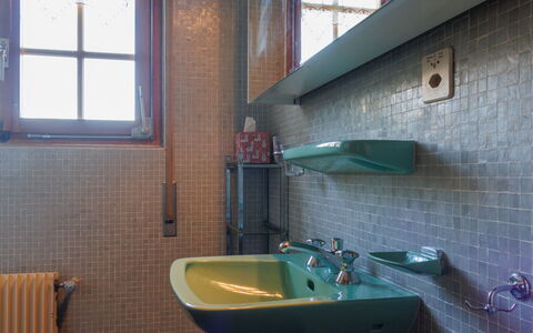 Le Bouquetin: Armatur, Bad Sink, Sinken, Zapfhahn, Interior Design, Installation, Badezimmer, Fliese, Glas, Light Fixture