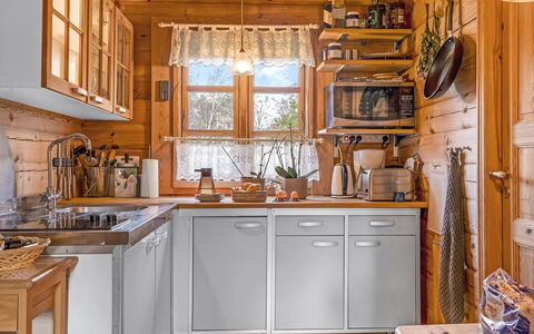 Hakon - 1Km from the Sea: Küche, Küchengerät, Holz, Major Appliance, Countertop, Interior Design, Möbel, Cabinetry, Flooring, Haushaltsgerät
