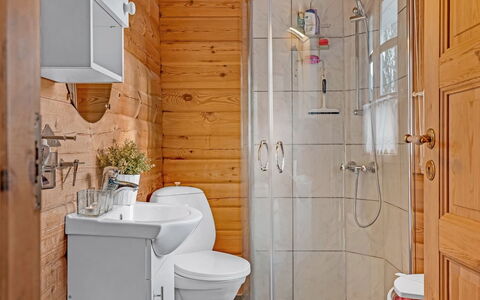Hakon - 1Km from the Sea: Armatur, Flooring, Holz, Interior Design, Sinken, Fussboden, Badezimmer, Bad Sink, Zapfhahn, Installation